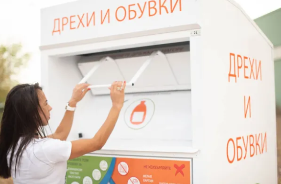 Снимка на контейнер за дрехи и обувки